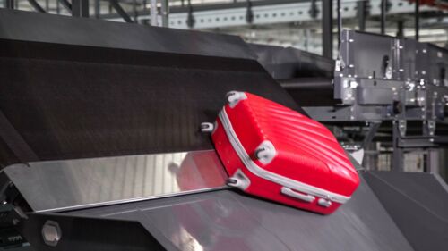 Three-way baggage sorting with the belt conveyor system VarioBelt TilterPlus